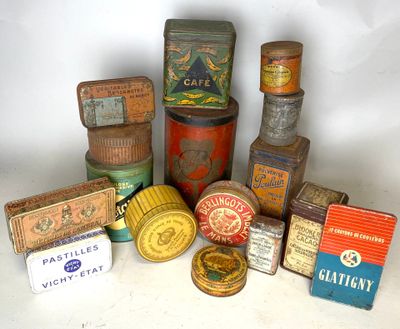 les nombreuses boîtes de toutes sortes qui se trouvent sur la table