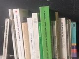 beaucoup de livres sur une étagère