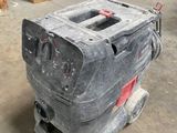 un bloc de béton posé sur un chariot dans un entrepôt