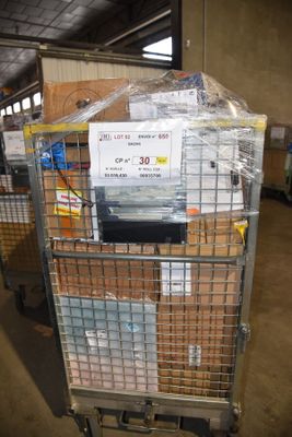 un chariot sur lequel sont posés de nombreux cartons