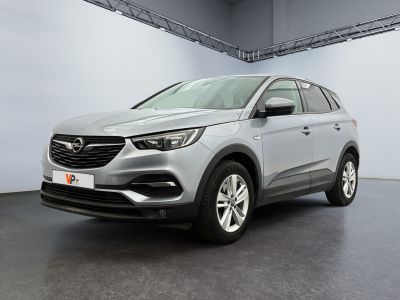 un SUV Opel argenté garé dans une grande pièce