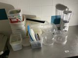 un plan de travail sur lequel sont posés un mixeur, des tasses et d'autres objets