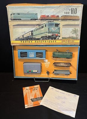 une boîte contenant un train sur une table