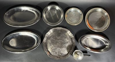 DENIS GRAU, TOURCOING Ensemble de plateaux en métal argenté …