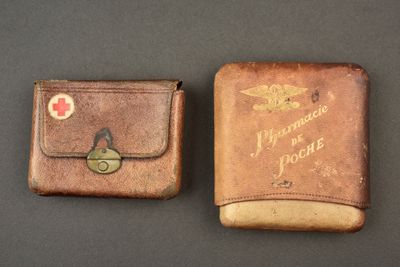 une paire de portefeuilles vintage en cuir ornés d'un emblème en forme de croix rouge
