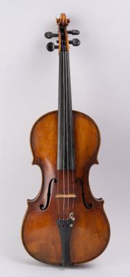 un vieux violon assis sur une surface blanche avec un fond blanc