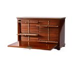 une photo d'une commode en bois