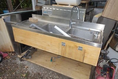 un évier posé au milieu d'une table