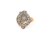 gros plan d'une bague en or et en argent sur fond blanc