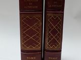 deux livres posés l'un sur l'autre sur une surface blanche