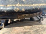 une photo en gros plan d'une moto avec une selle