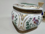 une boîte blanche et dorée ornée de fleurs et d'oiseaux