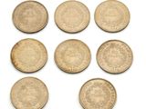 un lot de six pièces britanniques de cinq pence sur fond blanc