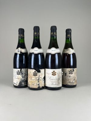 quatre bouteilles de vin sont alignées sur une table