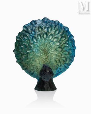 statue d'un paon sur un socle, sur fond blanc