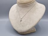 gros plan d'un mannequin portant un collier