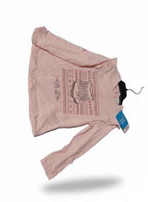 une image représentant un t-shirt rose orné d'un motif de chat