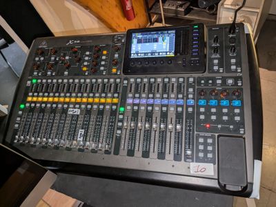 une grande console de son posée sur une table