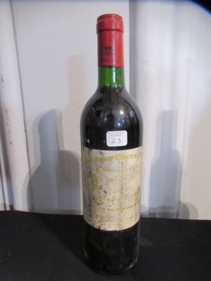 une bouteille de vin posée sur une table