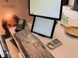 un bureau équipé d'un ordinateur et d'un clavier