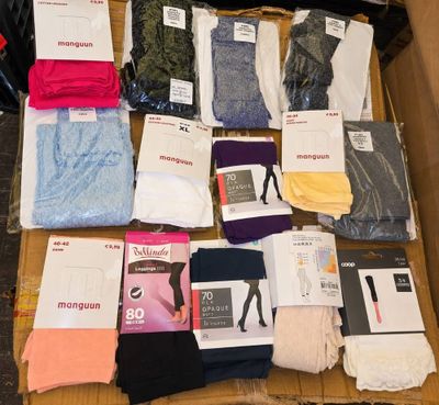 une boîte remplie de vêtements pour hommes de toutes sortes posée sur une table