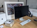 un bureau sur lequel se trouvent un ordinateur, un clavier, une souris et un écran