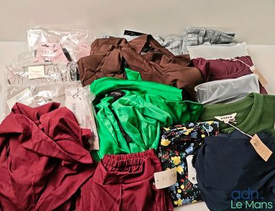 une pile de vêtements posée sur une table