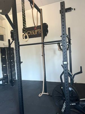 une photo d'une salle de CrossFit avec un vélo au milieu de la pièce