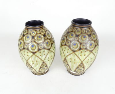 deux vases posés côte à côte sur une surface blanche