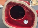 un gant de baseball rouge posé sur une table