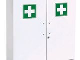 une image représentant une armoire blanche sur laquelle figure un panneau vert de premiers secours