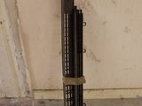 un pistolet posé devant une fenêtre