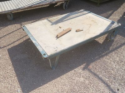 une table en métal surmontée d'une planche de bois