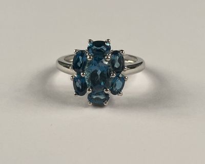 un gros plan d'une bague ornée de deux pierres bleues