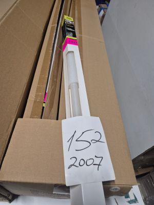beaucoup de cartons et une lampe qui se trouve dans un carton