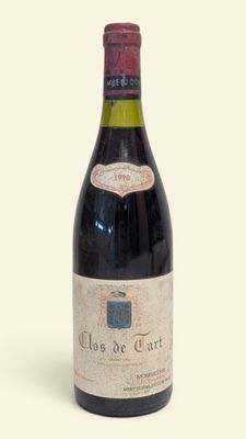 une bouteille de vin posée sur une table