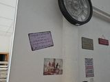 une horloge qui se trouve sur le mur d'un bâtiment