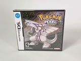 un gros plan d'une boîte de Pokémon Pearl posée sur une surface blanche