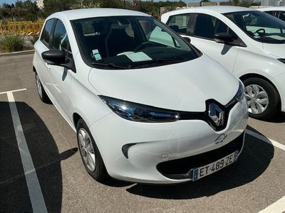 deux voitures électriques garées l'une à côté de l'autre sur un parking