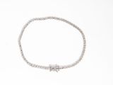 bracelet composé de perles blanches avec un fermoir argenté, sur fond blanc