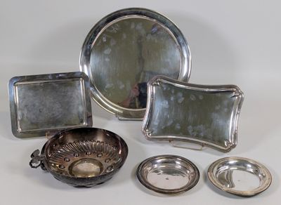 beaucoup d'objets en argent qui se trouvent sur la table