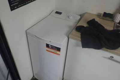 une petite machine à laver et un sèche-linge dans un coin de la pièce