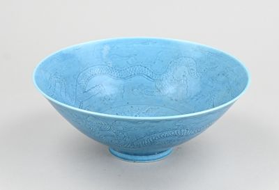 bol bleu orné d'un motif paisley sur fond blanc