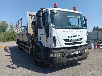 un camion blanc garé sur le parking