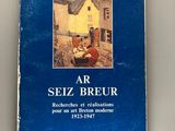 un vieux livre sur lequel figure l'image d'un homme assis sur une chaise