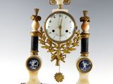 une horloge posée sur un socle