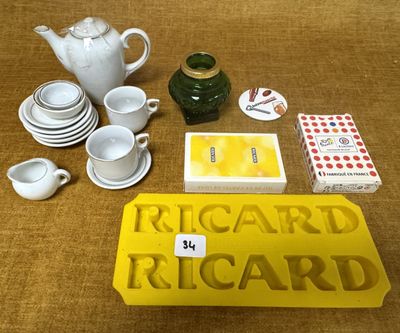 un grand nombre d'objets posés sur une table