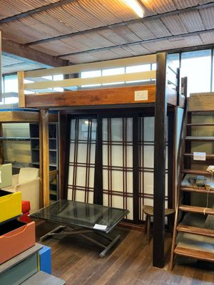 un lit mezzanine avec un bureau et un escalier dans la chambre