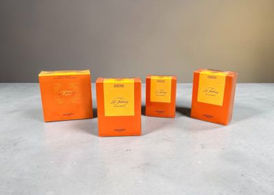 quatre boîtes de savon à l'orange posées sur une table
