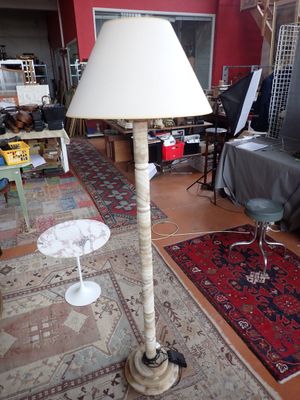 une lampe posée sur une table dans une pièce